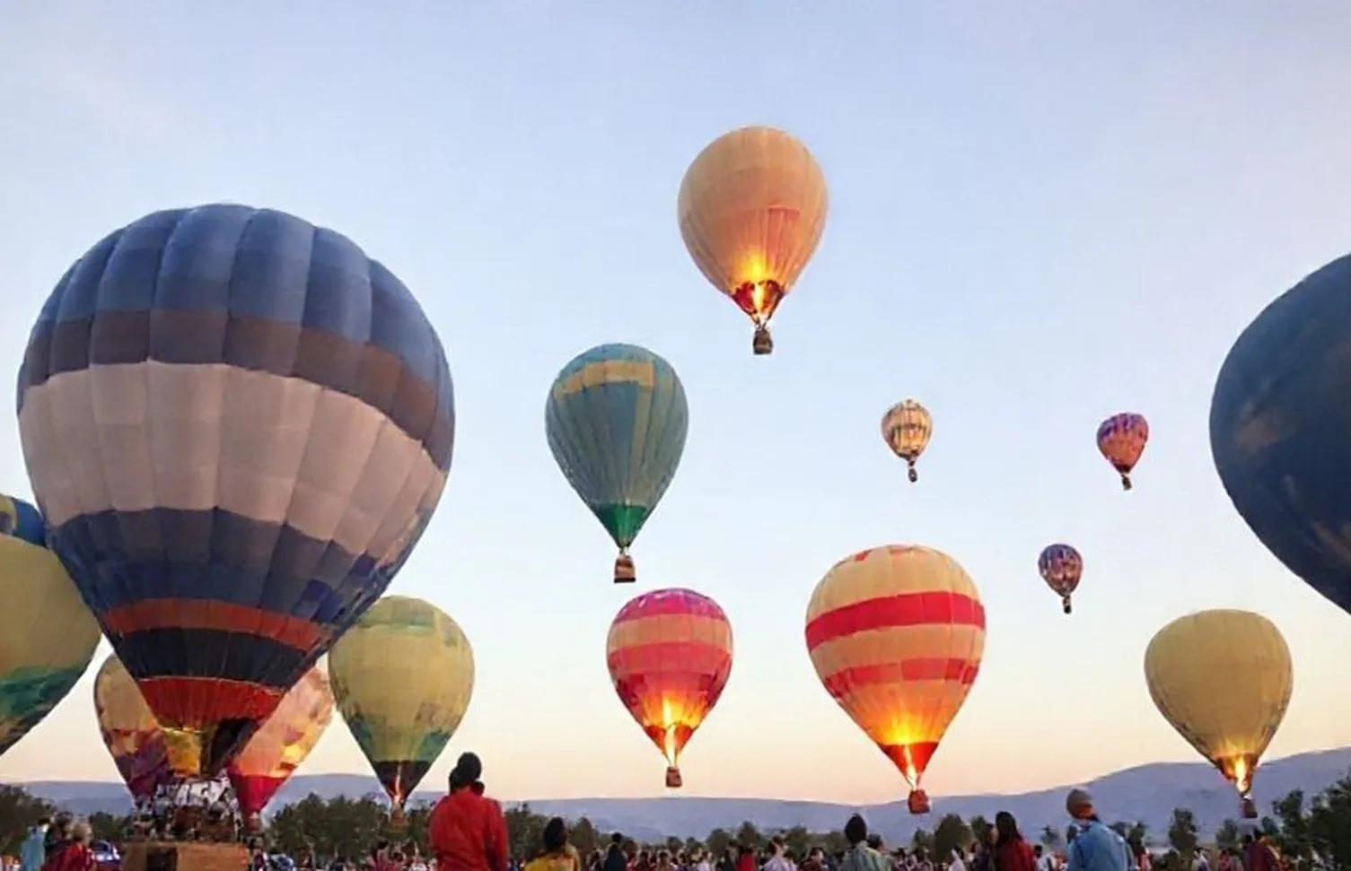 Team building balloon experience activity